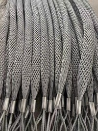 Pulling mesh sleeve and untwisting device Pulling mesh sleeve and untwisting device